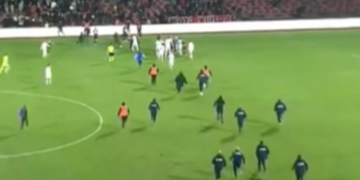 Skandal në Vlorë, tifozët futen në fushë dhe dhunojnë futbollistët e Teutës, ndërpritet sfida