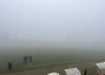 Mjegulla e dendur mbulon Peshkopinë/ Ndeshja Korabi-Burreli anulohet për shkak të kushteve të motit