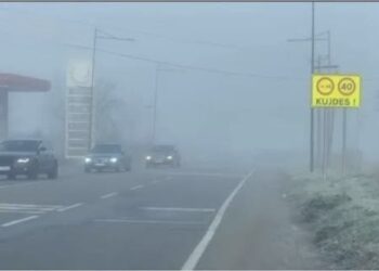 Rruga Korçë-Voskopojë e mbuluar nga mjegulla e dendur