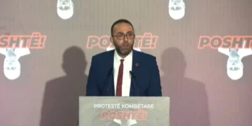 Ne do të qëndrojmë në sheshe”/ Bardhi nga protesta e PD-së: Këtij pushteti i janë lëkundur themelet