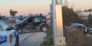 Aksident në Fier: përplasen dy automjete, një i lënduar