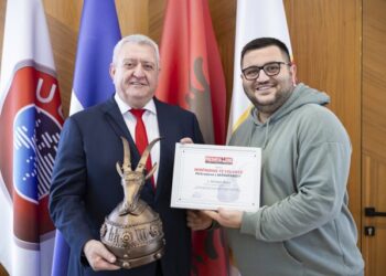 Armand Duka nderohet me mirënjohjen “Përkrenarja e Skënderbeut” nga agjencia “Presheva Jonë”