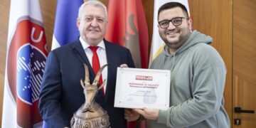 Armand Duka nderohet me mirënjohjen “Përkrenarja e Skënderbeut” nga agjencia “Presheva Jonë”