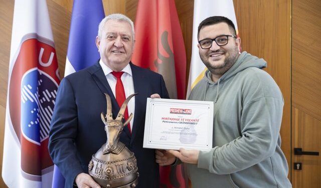 Armand Duka nderohet me mirënjohjen “Përkrenarja e Skënderbeut” nga agjencia “Presheva Jonë”