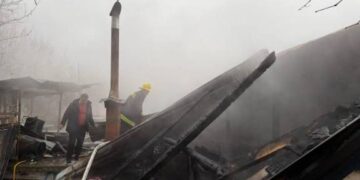 U përfshi nga flakët, shkrumbohet një banesë gjatë natës në Dibër