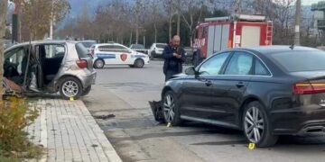 Aksident në Kamëz! Përplasen dy makina, raportohet për katër persona të plagosur