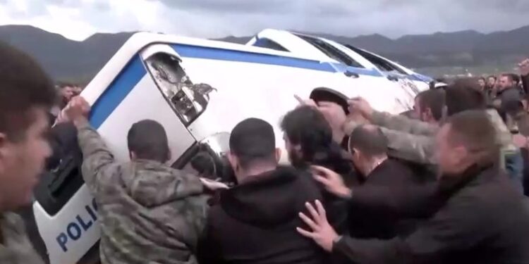 Ndizet” protesta e fermerëve në Greqi, policia përdor spraj lotsjellës dhe granata zhurmuese