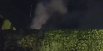 Përfshihet nga flakët banesa në Elbasan, ende nuk dihen arsyet e zjarrit