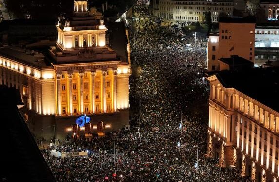 Protestat masive “ndezën” Sofjen, qeveria e Bullgarisë “dorëzohet” dhe heq dorë nga rritja e taksave