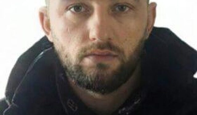 Elbasan: Identifikohet autori i dyshuar që qëlloi ndaj Mond Mëhallës pasi doli nga makina