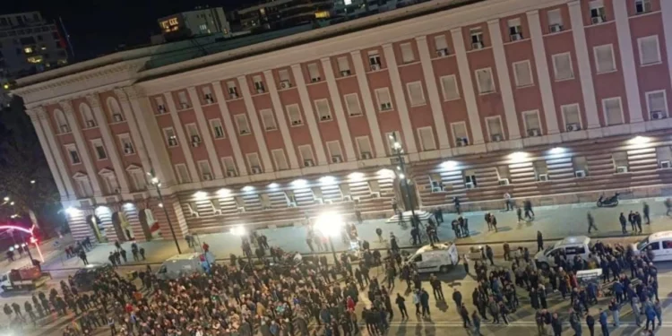 “Si mos më keq dasma këtë javë”/ Balla ironizon protestën e PD-së para Kryeministrisë