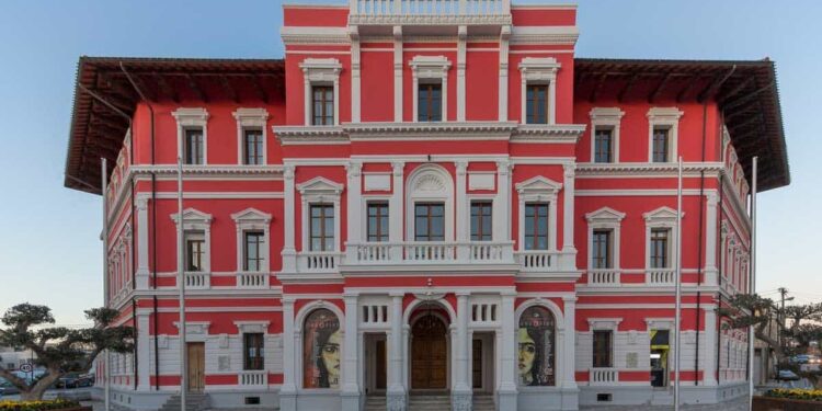 Vlorë: Elis Halili jep dorëheqjen, detyrën e merr Brunilda Mersini pas fitores së 9 nëntorit