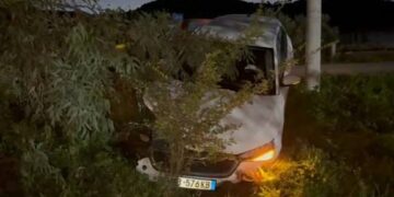 Makina përfundon në kanal/ Dy mjete përplasen “kokë më kokë” në Fier-Ballsh