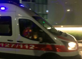 Korçë: 85-vjeçarja rrëzohet nga ballkoni, bie mbi kondicioner; është jashtë rrezikut për jetën