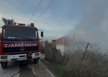 Shtëpia përfshihet nga flakët, rrezikohen disa të tjera ngjitur