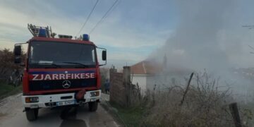 Shtëpia përfshihet nga flakët, rrezikohen disa të tjera ngjitur