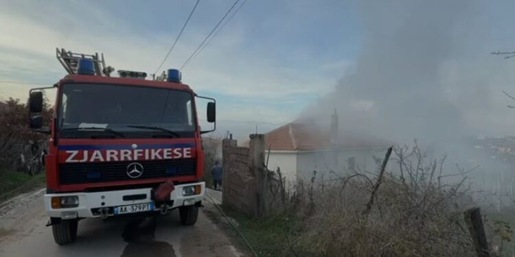 Shtëpia përfshihet nga flakët, rrezikohen disa të tjera ngjitur