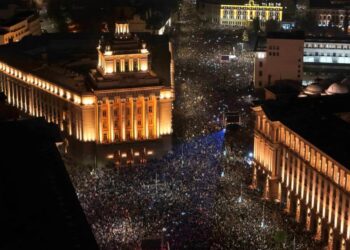 Mijëra protestojnë në Bullgari: “Dorëheqje”, “Mafia Jashtë” dhe “Për Zgjedhje të Drejta”