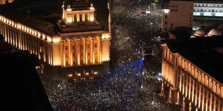 Mijëra protestojnë në Bullgari: “Dorëheqje”, “Mafia Jashtë” dhe “Për Zgjedhje të Drejta”