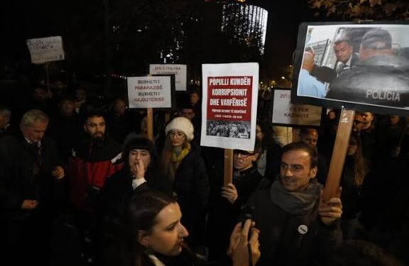 “Taksoni dhjamin, jo djersën”, aktivistë të lëvizjes “Bashkë” protestë para Kuvendit kundër buxhetit