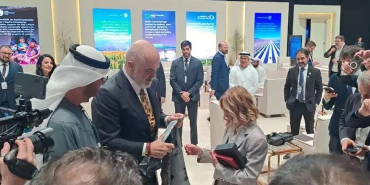 Itali, nga bizhuteritë te këpucët, dhuratat e marra nga kryeministrja Meloni do të dalin në ankand