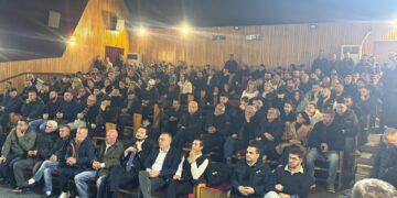 Ervin Salianji nis takimin në Gjirokastër, pritet nga mbështetës e demokratë