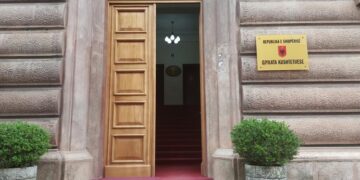 Tre gjyqtarë Kushtetues kundërshtojnë vendimet e GJKKO për Ballukun; Qeveria vazhdon të funksionojë