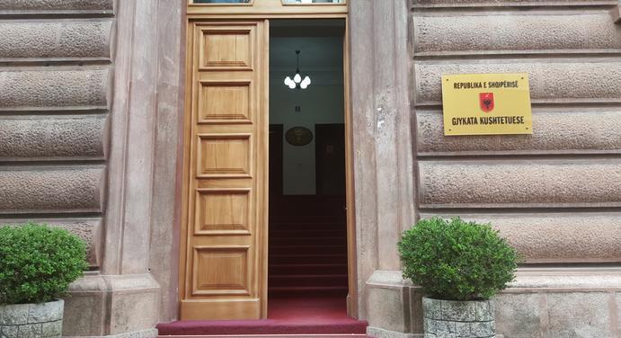Tre gjyqtarë Kushtetues kundërshtojnë vendimet e GJKKO për Ballukun; Qeveria vazhdon të funksionojë