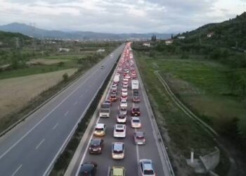 Trafik i rënduar në hyrje të Elbasanit, fluks i shtuar automjetesh nga Tirana drejt Juglindjes