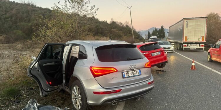 Shkodër, aksident në aksin Shkodër – Tiranë, plagosen 3 persona, mes tyre dhe punonjësi i policisë