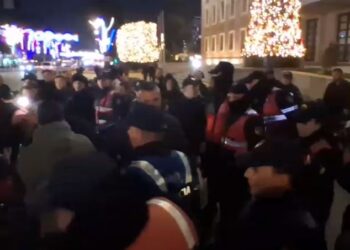 Protesta tek kryeministria, Adriatik Lapaj dhe aktivistët e “Shqipëria Bëhet” përplasen me policinë