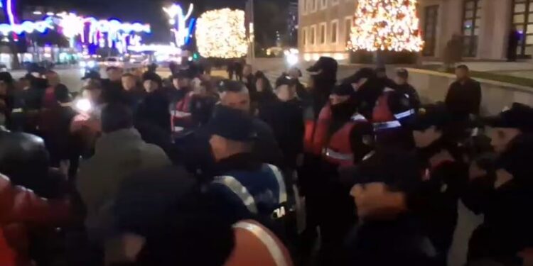 Protesta tek kryeministria, Adriatik Lapaj dhe aktivistët e “Shqipëria Bëhet” përplasen me policinë