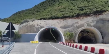 E rëndë në Vlorë/ Merr flakë makina në Llogara, gjendet një person i djegur