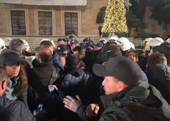 Jemi shqiptarë, jemi jashtë gardhit”/ Tubimi i Lapaj, përplasje me policinë para Kryeministrisë