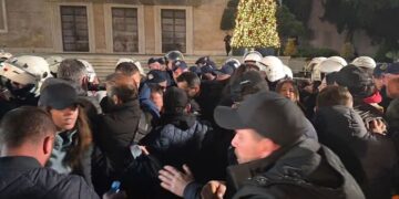 Jemi shqiptarë, jemi jashtë gardhit”/ Tubimi i Lapaj, përplasje me policinë para Kryeministrisë