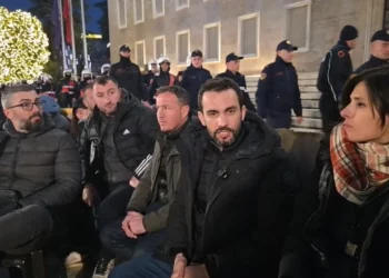 Berisha drejt “Foltores”, Lapaj zhvendos protestën dhe liron hapësirën