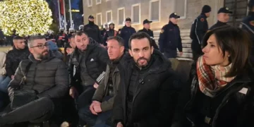 Berisha drejt “Foltores”, Lapaj zhvendos protestën dhe liron hapësirën