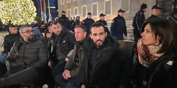 Berisha drejt “Foltores”, Lapaj zhvendos protestën dhe liron hapësirën