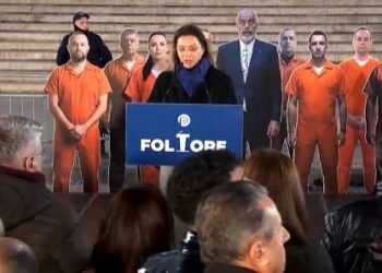 Nis Foltorja para Kryeministrisë/ Berisha mbërrin në shesh i shoqëruar nga deputetët e PD