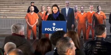 Nis Foltorja para Kryeministrisë/ Berisha mbërrin në shesh i shoqëruar nga deputetët e PD