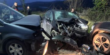 Aksident i trefishtë në aksin Shupenzë-Maqellarë, plagoset rëndë një person