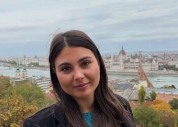 Studentja përplaset nga kamioni në vijat e bardha, merret zvarrë disa metra