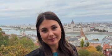 Studentja përplaset nga kamioni në vijat e bardha, merret zvarrë disa metra