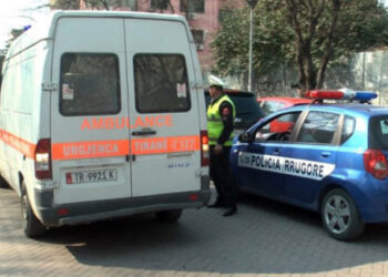 Aksident i trefishtë në aksin Lushnjë–Fier. Policia dhe ambulanca në vend