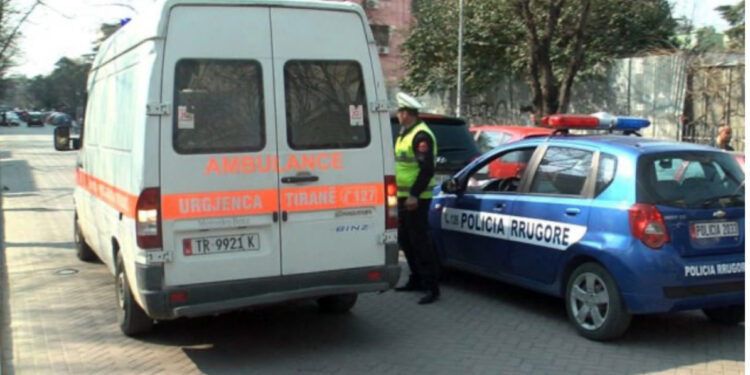 Aksident i trefishtë në aksin Lushnjë–Fier. Policia dhe ambulanca në vend