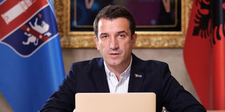 Erion Veliaj uron Vitin e Ri nga burgu: Një përqafim për familjen time