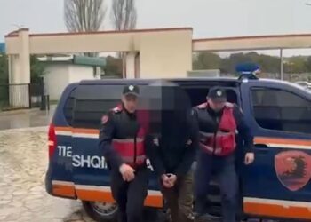Shkodër/ Kanosi me armë zjarri të riun, arrestohet 26-vjeçari