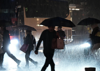 Greqia goditet nga moti i keq, makina zhytet në ujë nga përmbytjet masive, shpëtohet familja