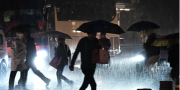 Greqia goditet nga moti i keq, makina zhytet në ujë nga përmbytjet masive, shpëtohet familja