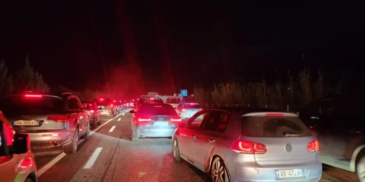 Trafik i rënduar Tiranë–Elbasan, radhë të gjata nga Kërraba në Bradashesh